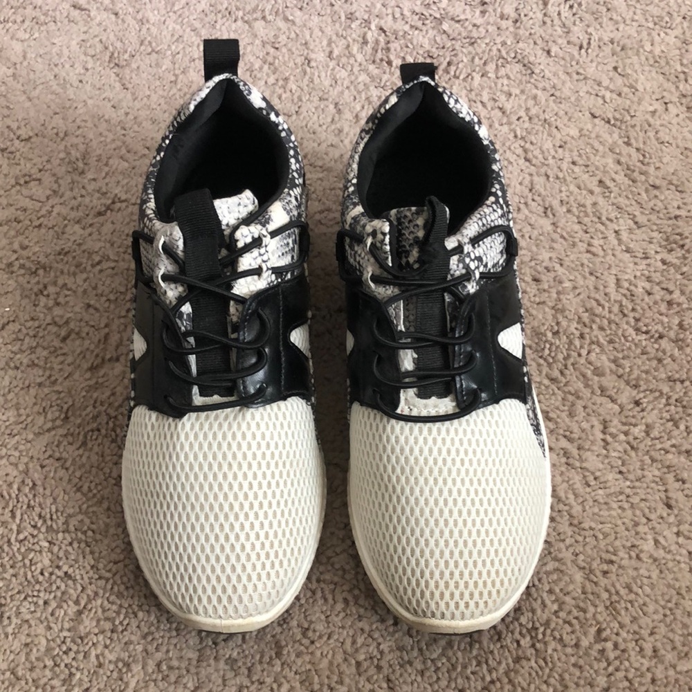 Tennis shoes